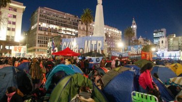 La organización Unidad Piquetera resolvió acampar en Plaza de Mayo tras la jornada de protesta. (Foto: NA)