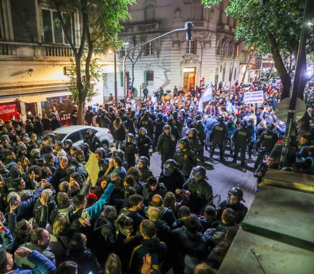 Afuera de la casa de Cristina se encontraron manifestantes en contra y en apoyo a la vicepresidenta. (Foto: Página 12)