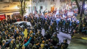 Incidentes afuera de la casa de Cristina Kirchner: manifestaciones encontradas y represión policial
