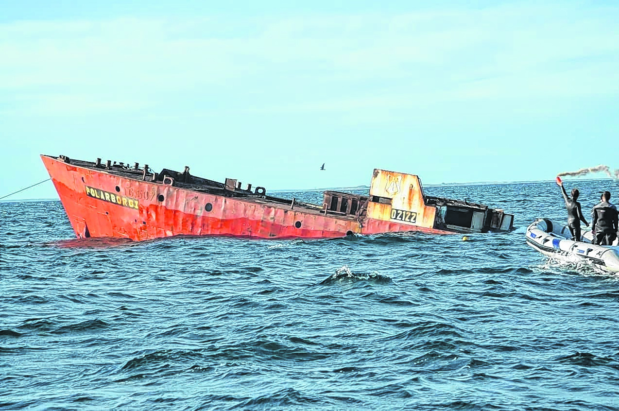 El último barco que hundieron fue el Polarbord I en plena pandemia. Fotos Gentileza Cota Cero Buceo.