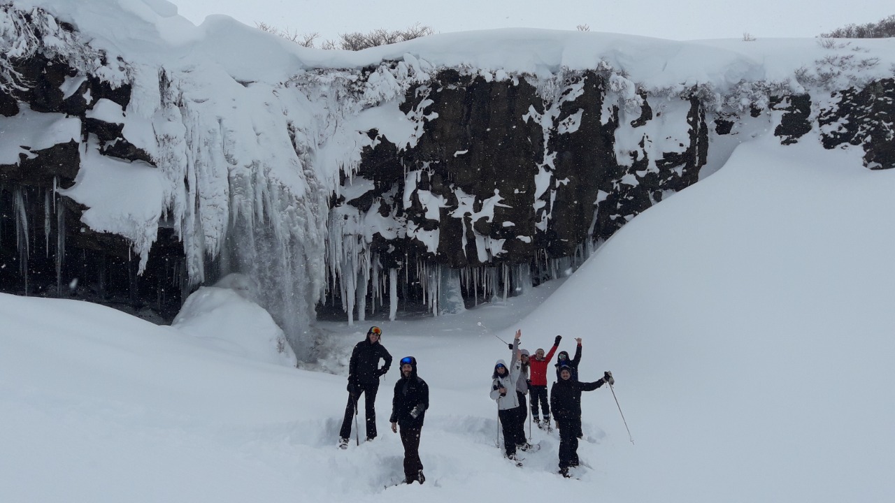 Inolvidable. Una caminata con raquetas de nieve hasta la cascada Del Caño del arroyo dulce en Caviahue, a 360 km de Neuquén capital, Patagonia pura. Fotos: Paulo Fanti. 