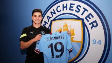 Julián Álvarez se lleva todas las miradas por su desempeño en la cancha, pero también por su vida privada.-