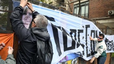 Análisis: vallas en un delicado «campo de batalla» que agravaron el clima político