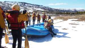 Villa Pehuenia y la aventura de hacer rafting en el río Aluminé rodeado de nieve