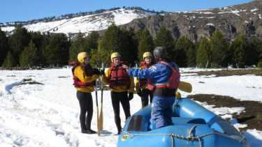 Ofrecen subir a sus gamones, a domar las aguas del Aluminé entre la nieve. Foto: Rafting Pehuenia.