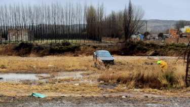 Tras colisionar con el guarda rail central que divide la Ruta 22 en Godoy, dos vehículos protagonizaron un accidente. Foto Gentileza.