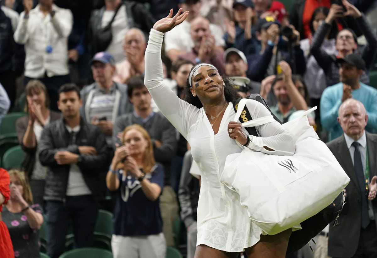 Serena Williams saluda al público tras perder con Harmony Tan en la primera ronda del torneo de Wimbledon el 28 de junio del 2022. Williams dice que está lista para darle otro rumbo a su vida. (AP Photo/Alberto Pezzali)