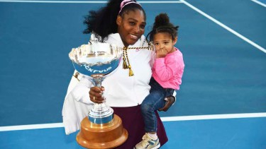 Serena Williams sostiene a su hija Olympia después de ganar su partido final de individuales contra Jessica Pegula en el ASB Classic en Auckland, Nueva Zelanda. (Chris Symes/Photosport via AP, File)
