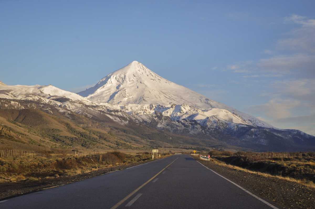 Luego que Parques Nacionales declarara sitio sagrado al volcán Lanín, el Gobierno de Neuquén anunció acciones legales. (Foto Patricio Rodríguez).-