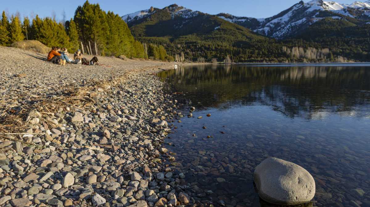 Sol y relax. El lago Meliquina es una buena opción para una escapada en busca de paz y tranquilidad. Está a solo 36 kilómetros de San Martín de los Andes. Foto: Patricio Rodríguez