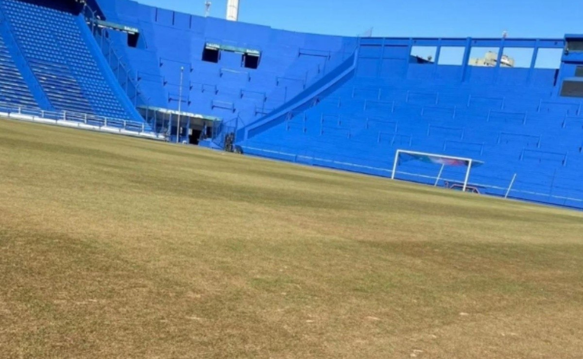 A pedido del Cacique Medina se suspendió el riego del estadio Amalfitani.