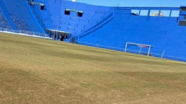 A pedido del Cacique Medina se suspendió el riego del estadio Amalfitani.