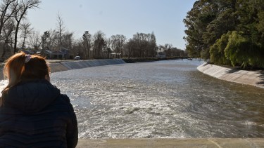 El canal de riego desde Cordero a Chichinales nace en el río Neuquén, en Barda del Medio, Cordero. Foto: Florencia Salto.-