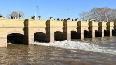 Abrieron las compuertas del Dique Ballester para dar inicio a una nueva temporada de producción en el Alto Valle. Foto Archivo.