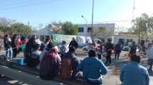 Imagen de Trabajadores de hospitales levantaron el corte de Ruta 22 en Neuquén, pero siguen de paro