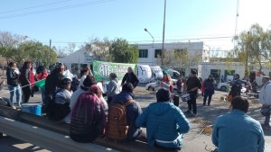 Trabajadores de hospitales levantaron el corte de Ruta 22 en Neuquén, pero siguen de paro