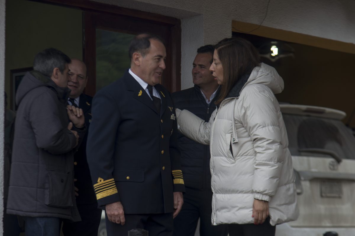 La gobernadora Arabela Carreras participó este miércoles del acto por el día de la Fuerza Aérea, que se organizó en Bariloche. (foto Marcelo Martínez)