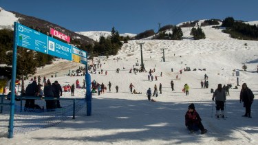 La telesilla Cóndor, en el cerro Catedral, en toda su línea, permanece cerrada desde el accidente fatal, por instrucción de los fiscales. Foto: Marcelo Martinez