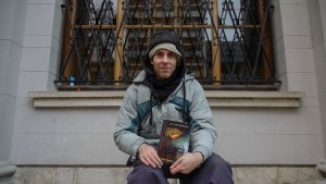 El caricaturista de las calles de Bariloche que se volcó al realismo mágico