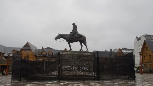 Vallaron el monumento al general Roca en el centro de Bariloche para restaurarlo 