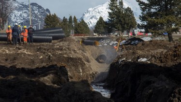 Generó alarma la rotura de un caño de gas mientras construían pluviales en el barrio Omega