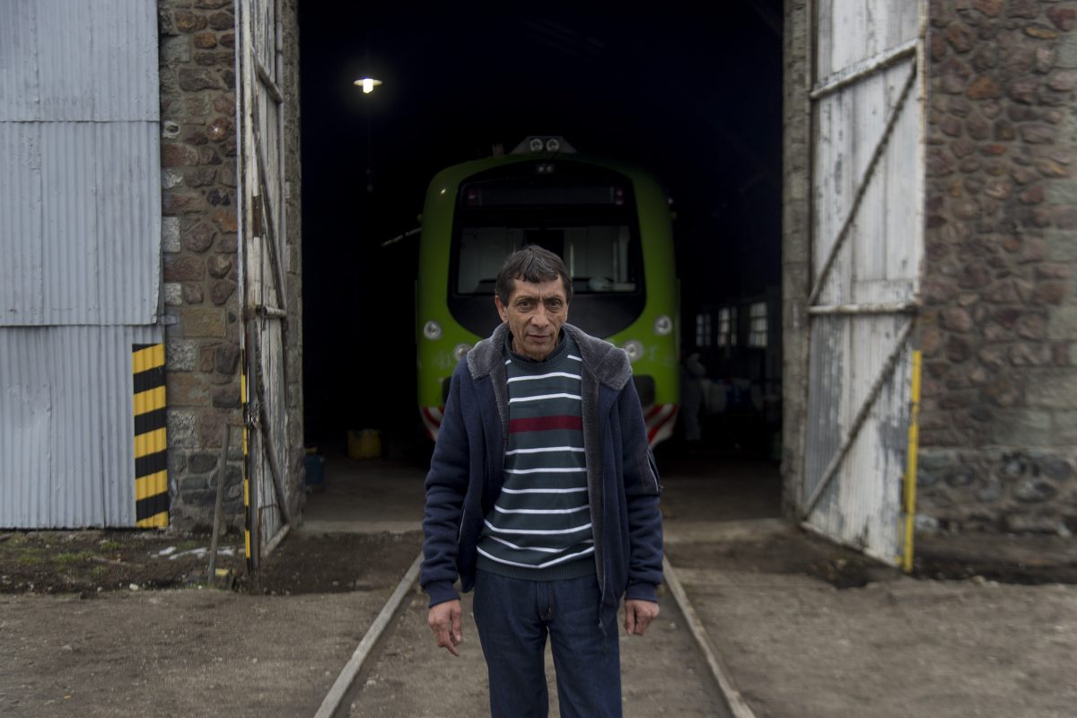 Jorge Llanca tiene toda su historia laboral vinculada al tren. (foto Marcelo Martínez)