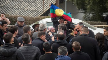 Finalmente, las comunidades mapuches lograron entregar el petitorio al presidente. Foto: Marcelo Martínez