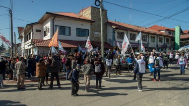Los docentes de Bariloche piden frente a Rentas de Río Negro que la provincia mejore la oferta salarial. Foto: Marcelo Martinez
