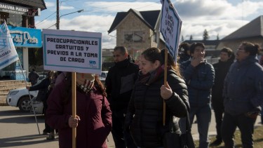 Unter Bariloche se manifestó este mediodía en la rotonda del Ñireco en rechazo a la oferta salarial del gobierno. Foto: Marcelo Martinez