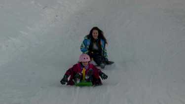 En el complejo Piedras Blancas hoy los niños menores de 12 años acceden gratis a las pistas de trineo, por el Día de las Infancias. Archivo