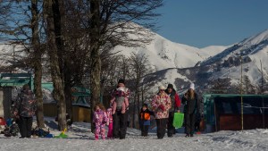 Bariloche llega al 85% de ocupación y recibe a los turistas con nevadas intensas