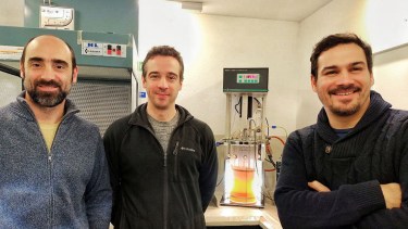 El científico Diego Libkind con Martín Moliné e Ignacio Bolognino del IPATEC en Bariloche