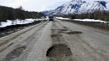 Un agujero tras otro en una ruta que no tiene alternativas (Foto: Chino Leiva)