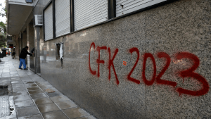 Así amaneció el frente de la casa de Cristina Kirchner