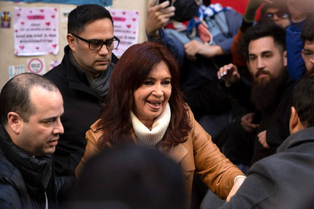 Continúa la vigilia en apoyo a Cristina Kirchner en Recoleta. 