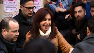 Continúa la vigilia en apoyo a Cristina Kirchner en Recoleta. 