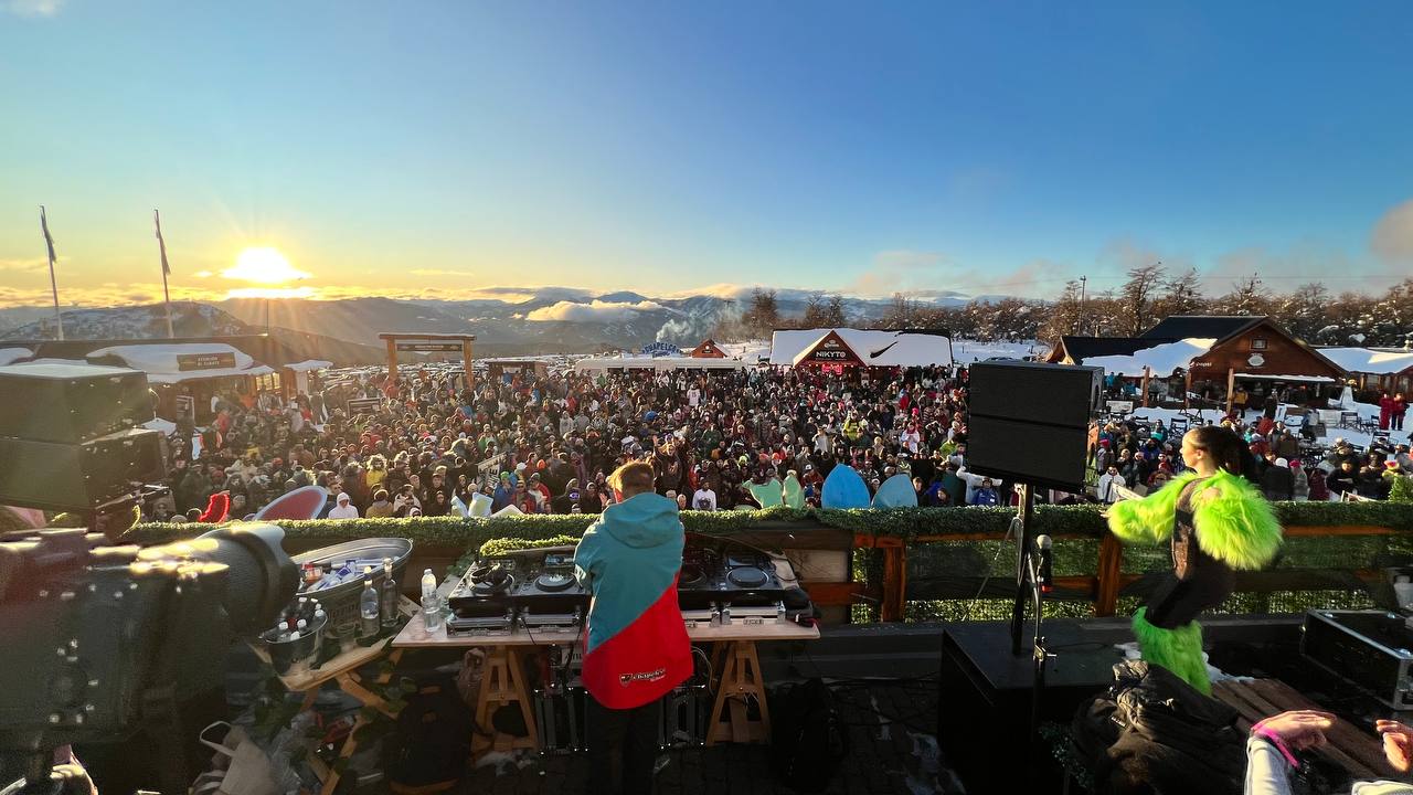 Impresionante. Así fue el show del DJ inglés Paul Oakenfold, en Chapelco, el centro de esquí a 19 km de San Martín de los Andes en Neuquén.  