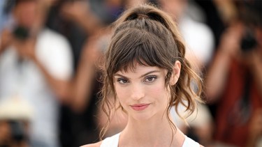 La bella Charlbi Dean había destacado como modelo y actriz, en una breve pero completa carrera.-