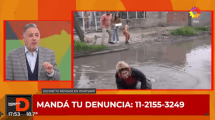 Imagen de Video: una cronista se cayó a un pozo mientras recorría calles inundadas