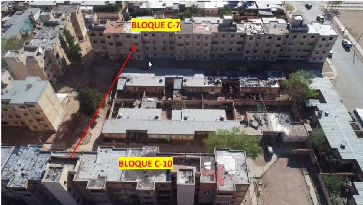 En Cutral Co, en el bloque C7 , en el 2º piso estaba Daira y su hijo cuando fue alcanzada por el disparo desde la terraza del C10 (Foto: captura de pantalla.