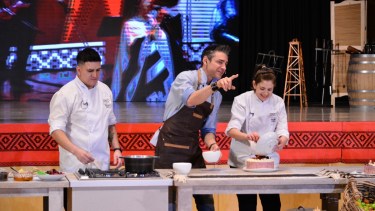 Cutral Co: la pastelera Belén y el chef Cristian cocinaron para el programa "La Peña de morfi" (Foto: gentileza)