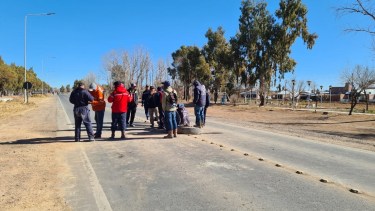 Los trabajadores se instalaron sobre la cinta asfáltica casi al límite con Plaza Huincul (Foto: Andrea Vazquez).