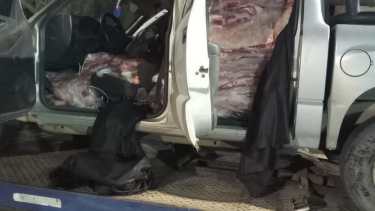 Decomisaron dos mil kilos de carne que transportaban en una camioneta en Chichinales