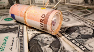 El euro volvió a caer por debajo del dólar