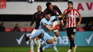 Con polémica, Estudiantes perdió con Athletico Paranaense y quedó afuera de la Libertadores