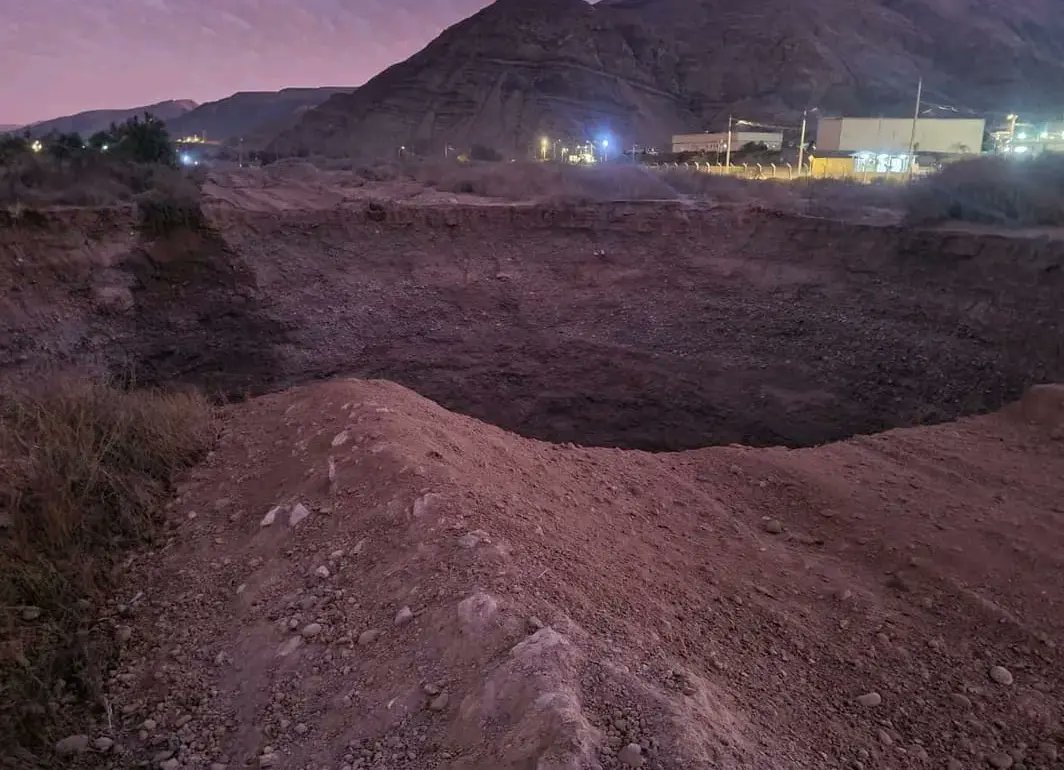 El enorme socavón despertó las alarmas de los habitantes de Tierra Amarilla. Foto: Gentileza Twitter @RedGeoChile