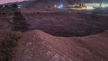 El enorme socavón despertó las alarmas de los habitantes de Tierra Amarilla. Foto: Gentileza Twitter @RedGeoChile