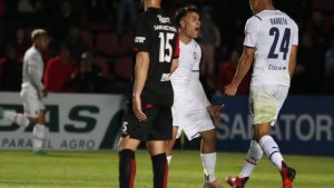 Independiente goleó a Colón y ahora espera por Falcioni