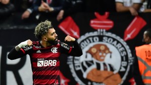 Flamengo venció a Corinthians en la ida y se acerca a la semifinal de la Libertadores