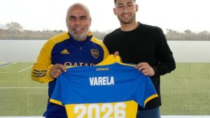 Alan Varela renovó su contrato con Boca que acelera por Adonis Frías